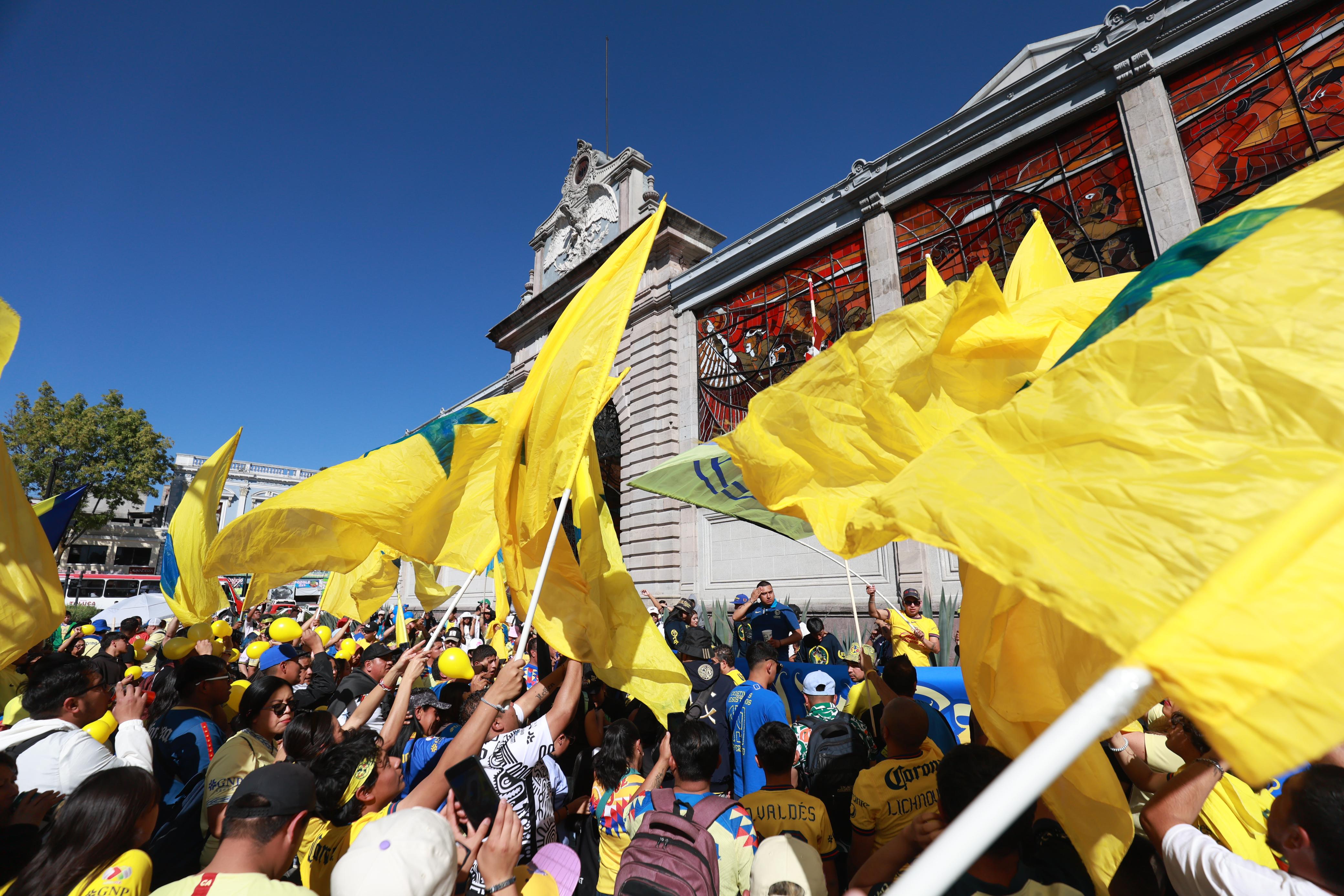 Los americanistas alistaron sus banderas y tambores para salir en caravana con destino al estadio Nemesio Diez. Foto Alejandro Vargas