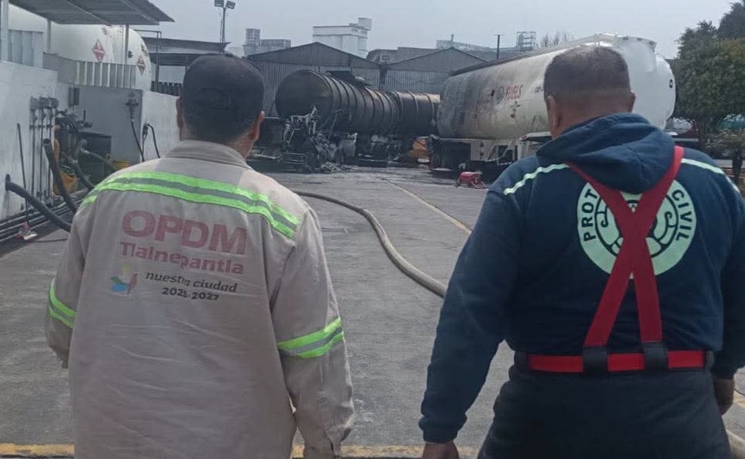Personal de Protección Civil y del OPDM continúan este domingo con las labores de remoción de escombros. Foto Especial