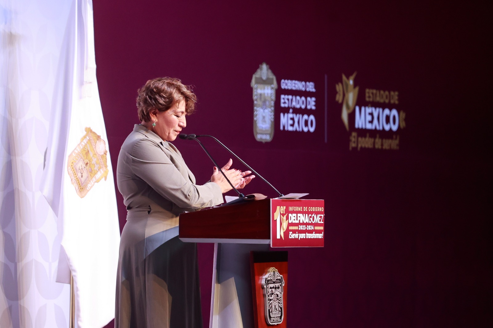 La gobernadora del Estado de México, Delfina Gómez Álvarez, decidió entregar su informe de manera directa. Foto Alejandro Vargas