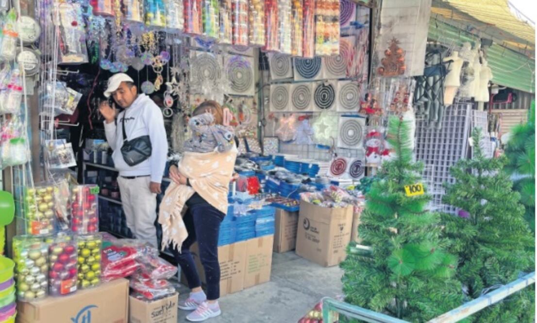 Los precios de los árboles de Navidad sintéticos oscilan entre los 100 y los 5 mil pesos / Foto Michelle Sánchez