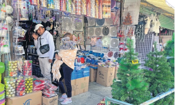 Los precios de los árboles de Navidad sintéticos oscilan entre los 100 y los 5 mil pesos / Foto Michelle Sánchez