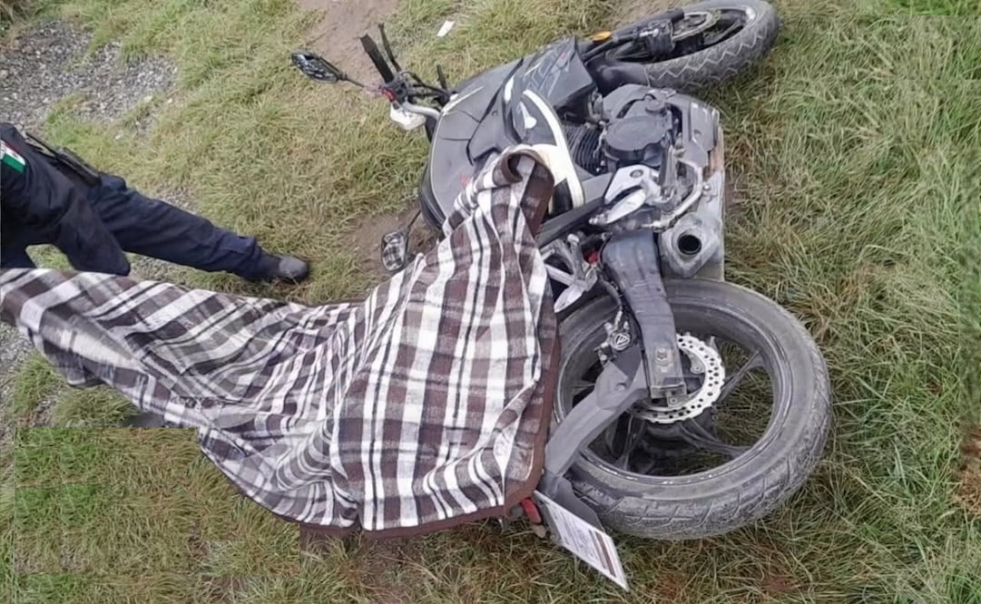 Elementos policiales acudieron a la avenida Jorge Jiménez Cantú tras el reporte inicial de un motociclista derrapado. Foto Especial