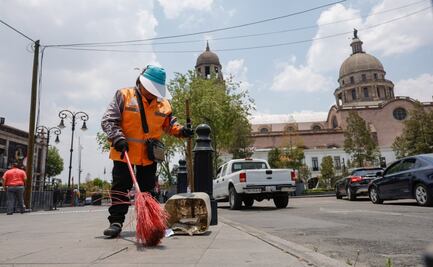 Más allá de la escoba: La dura realidad de limpiar las calles del centro de Toluca