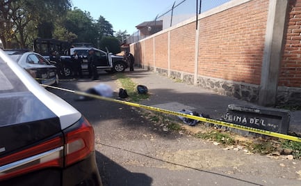 VIDEO: Presunto motorratón muere tras asalto en Naucalpan; hallan bolso de mujer junto a su cuerpo