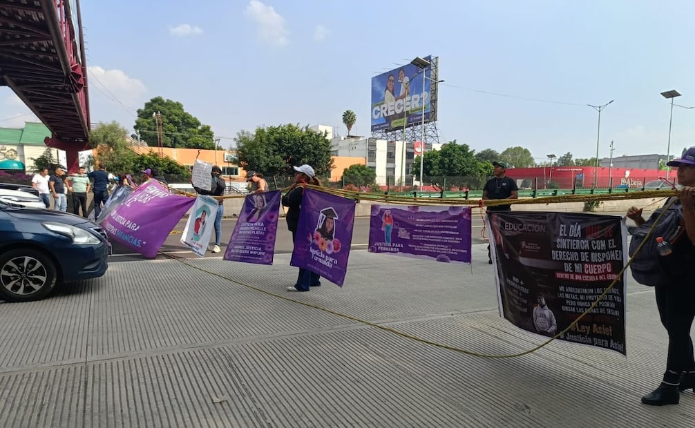 El cierre vial cumple cinco horas, generando kilométricas filas de autos y severas afectaciones a automovilistas con dirección a la Ciudad de México. Foto Gisela González / El Universal