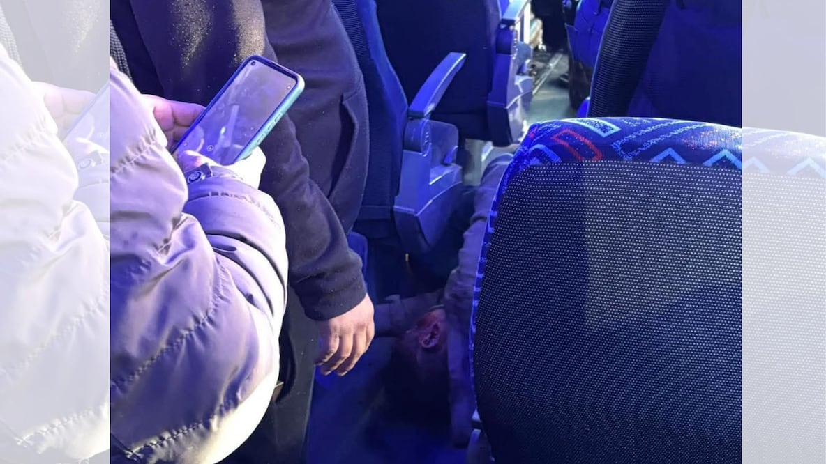 Pasajeros de la ruta hacia el Toreo se agruparon para evitar la huida del sospechoso herido mientras arribaba la policía. Foto Especial