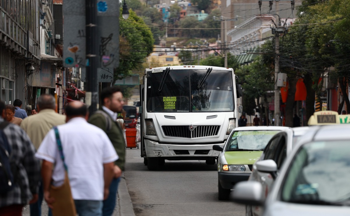 Al esperar el autobús o cualquier otro transporte, no te pegues a la orilla de la calle para evitar ser blanco fácil de los motorratones. Foto: Alejandro Vargas / El Universa Estado de México