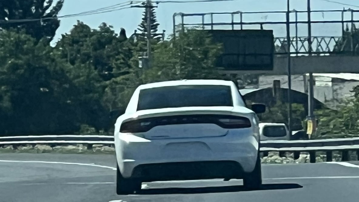 Uno de los presuntos autos, en la carretera México-Pachuca, en sus tramos limítrofes con Tizayuca, Hidalgo, señalado como uno donde operaban los agentes ahora bajo investigación. Foto Especial