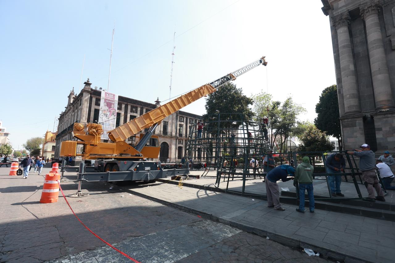 Los preparativos ya se realizan en el primer cuadro de la capital mexiquense. Foto Alejandro Vargas / El Universal