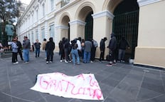 Encapuchados protestan en Rectoría de la UAEMéx y Rectora condena violencia