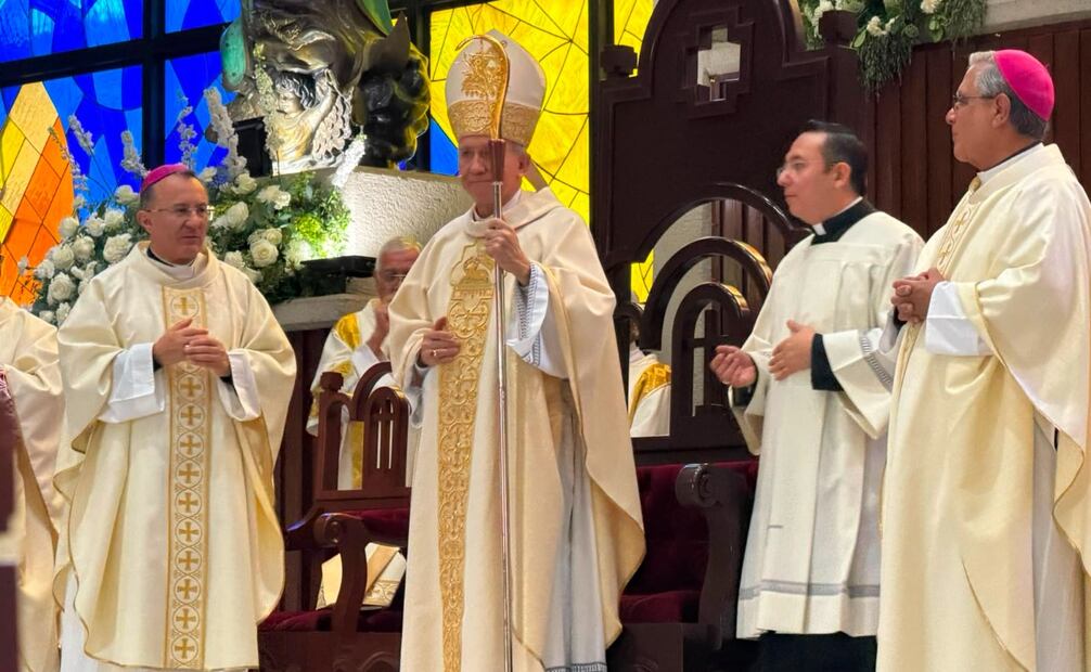 El nuncio apostólico en México, Joseph Spiteri, acompañó la toma de posesión canónica del tercer obispo de la Diócesis de Ecatepec. Foto Especial