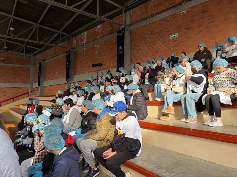 Cada paquete, con un costo de 79 pesos, incluye una baguette de pollo, naranja, refresco y el tradicional aguinaldo de dulces, diseñado para brindar una cena digna. Foto Especial
