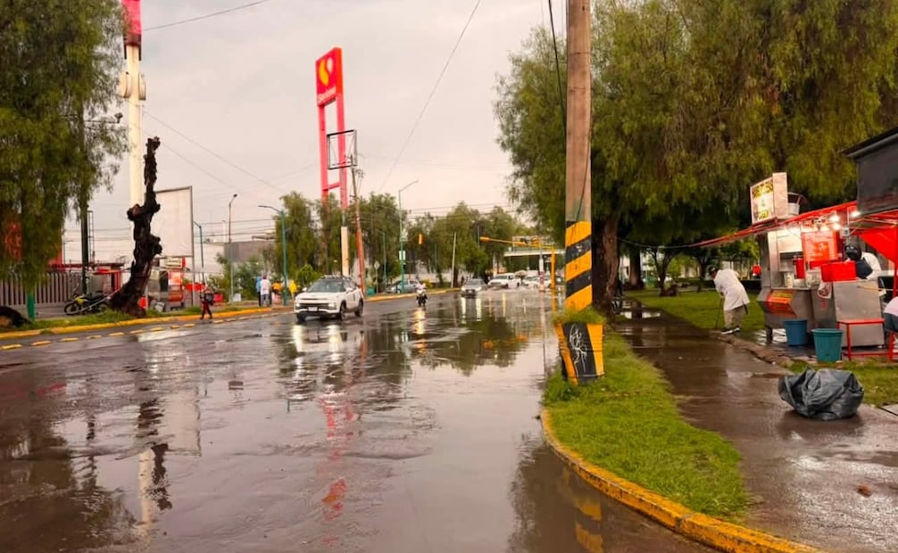 Las intensas precipitaciones de esta tarde paralizaron puntos clave de Cuautitlán Izcalli, dejando vialidades anegadas. Foto Especial