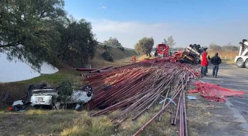 Fuerte Accidente: Volcadura de camión con tubos en el kilómetro 37 de la México–Pachuca