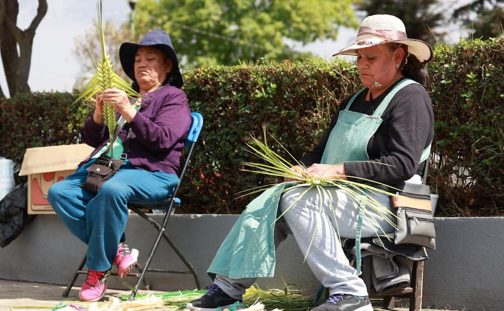 Decenas de puestos llenan de vida el Parque 18 de Marzo, manteniendo viva una de las tradiciones más antiguas de Toluca. Foto Alejandro Vargas / El Universal