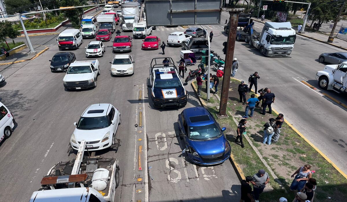 Conducir usando el celular, además de generar multas puede causar accidentes. Foto Especial
