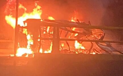 Video: Se incendia camión de pasajeros en la autopista Arco Norte