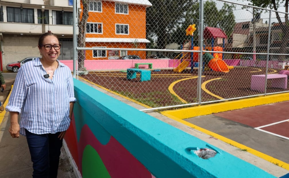 La alcaldesa Azucena Cisneros Coss inauguró las canchas del renovado Parque Jardines de Morelos encestando el primer balón. Foto Especial