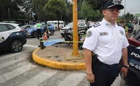 Combi de transporte público arrolla y mata a motociclista en Tlalnepantla