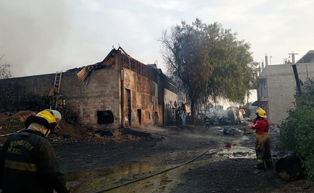 Bomberos de la región acudieron a sofocar el incendio registrado en una bodega de Acolman. Foto especial