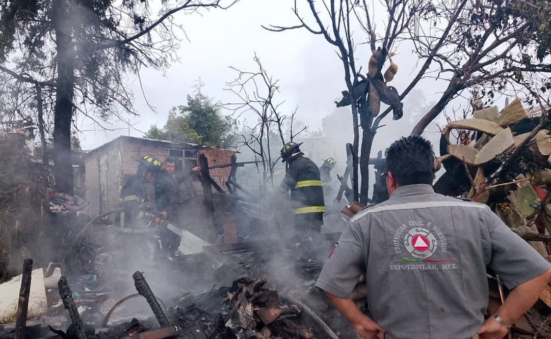 Ropa, papel, plásticos y llantas se encontraban dentro de la vivienda donde se registró el incendio. Foto especial