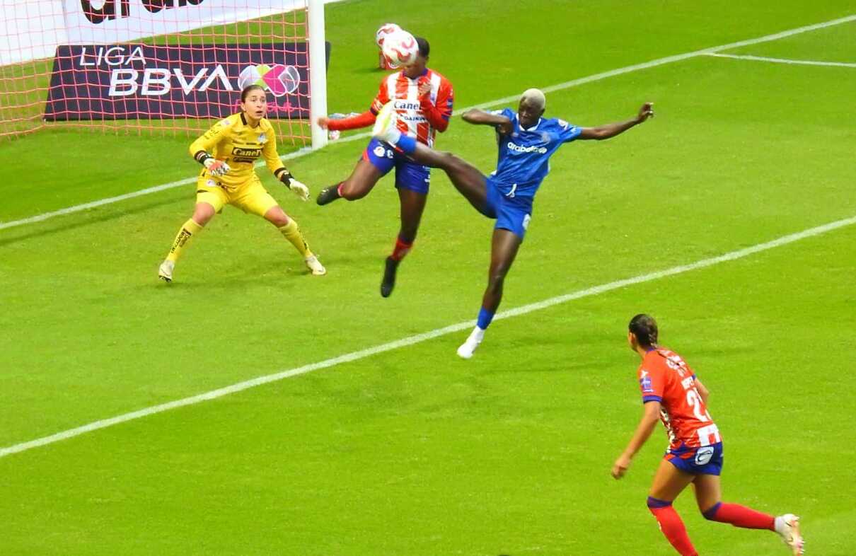 Las Diablas Rojas no bajaron la intensidad y al ser superior en el partido consiguieron su cuarto gol. Foto Ivan Monroy