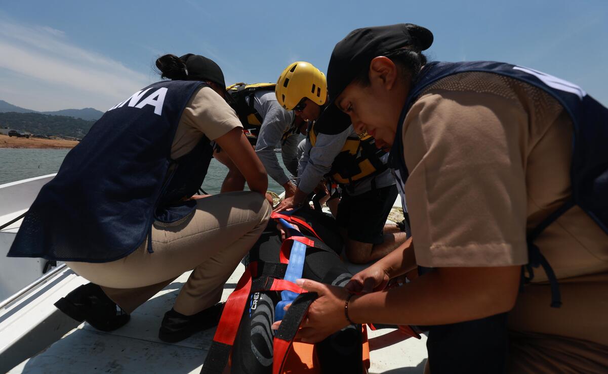 Elementos de la Marina y la Armada de México realizan prácticas para el rescate de personas en la presa Valle de Bravo. Foto: Alejandro Vargas / El Universal Estado de México