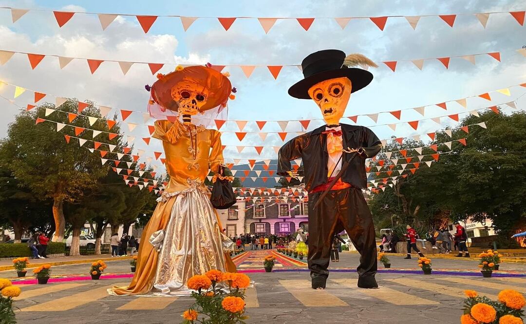 Detalles de la decoración de una ofrenda en Ixtlahuaca, mostrando la riqueza cultural de la región durante el Día de Muertos