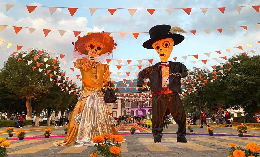 Detalles de la decoración de una ofrenda en Ixtlahuaca, mostrando la riqueza cultural de la región durante el Día de Muertos