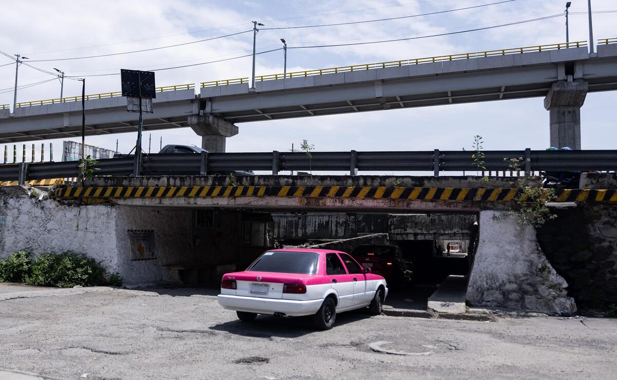 Para los habitantes que se encuentran a un costado de la autopista, los bajo puentes son más que un problema vial. Foto: Hugo Salvador / El Universal Estado de México