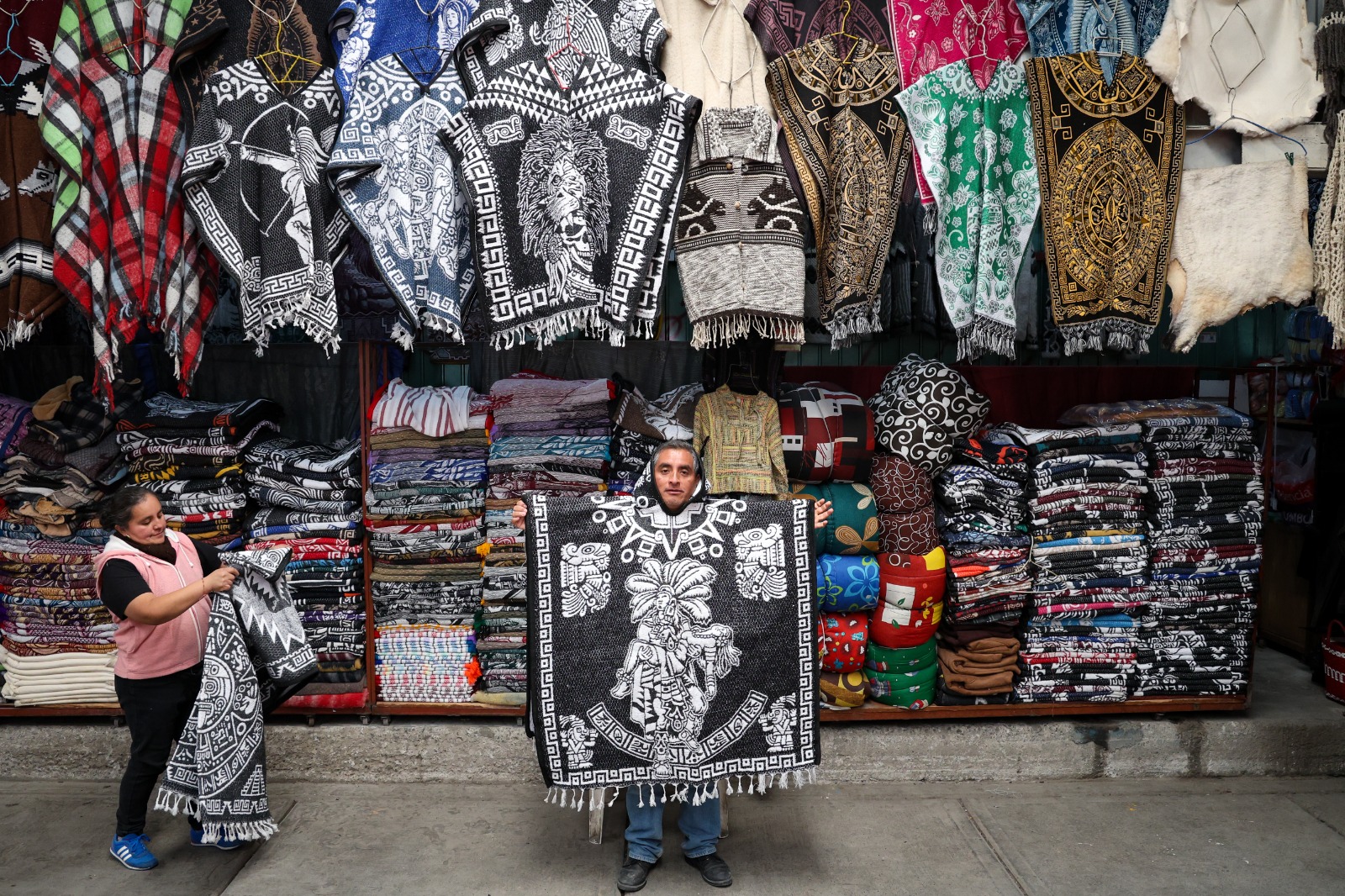 Desde hace varias décadas, la familia Yescas comercializa gabanes, cobijas, jorongos, suéteres, guantes y bufandas, aunque con el paso de los años han visto cómo disminuyen sus ventas. Foto Luis Camacho