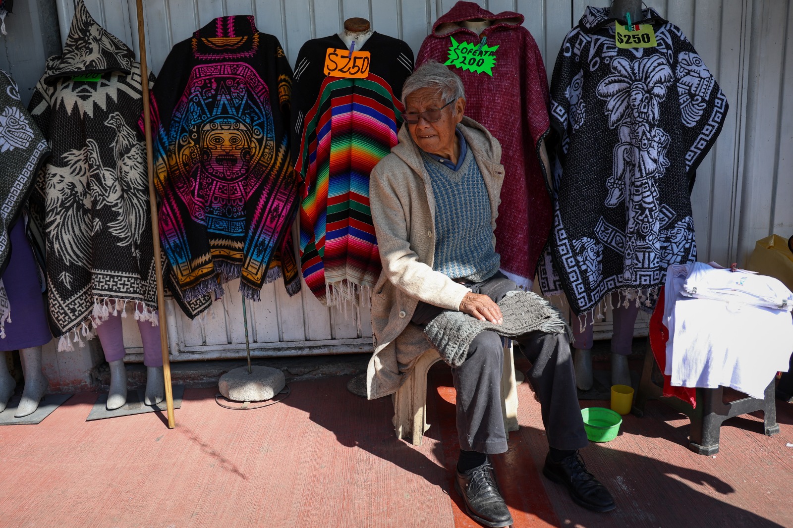 En la calle Guerrero es donde se instalan los fabricantes tradicionales, y en la calle Miguel Hidalgo, “los revendedores”. Foto Luis Camacho