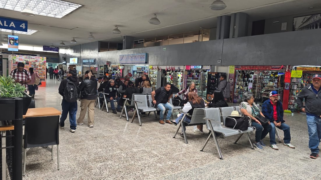 Usuarios de la Terminal de Toluca esperan frente a las taquillas tras el anuncio de la cancelación de corridas. Foto Alma Rodríguez / El Universal