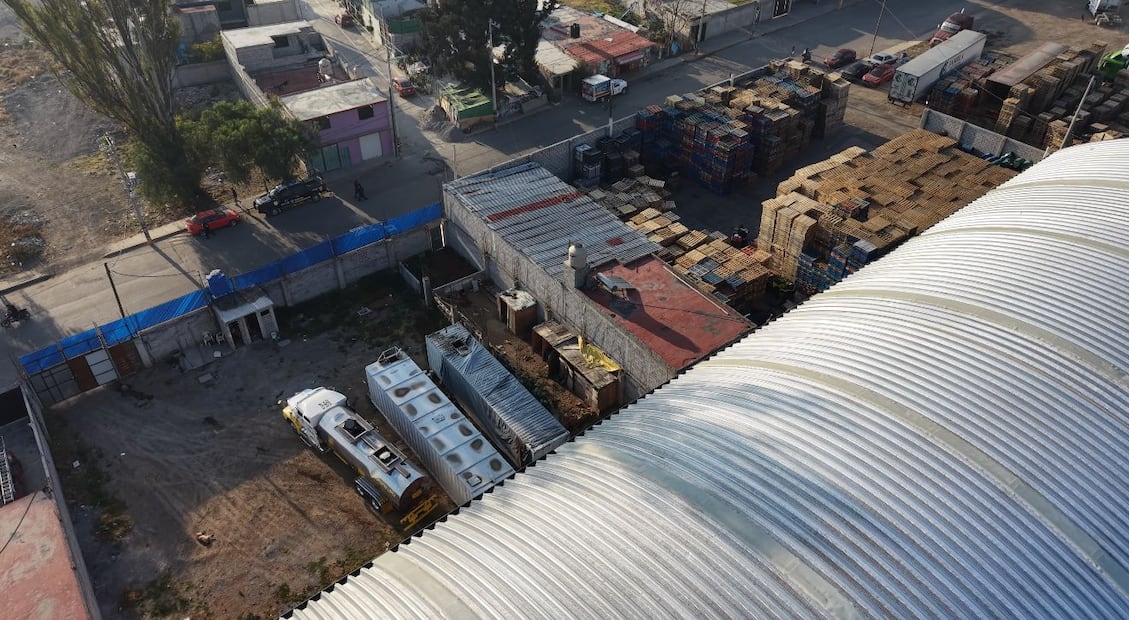 El sitio quedó a resguardo de los oficiales mexiquenses, en tanto la empresa paraestatal Pemex realiza las diligencias correspondientes al interior del inmueble. Foto: especial