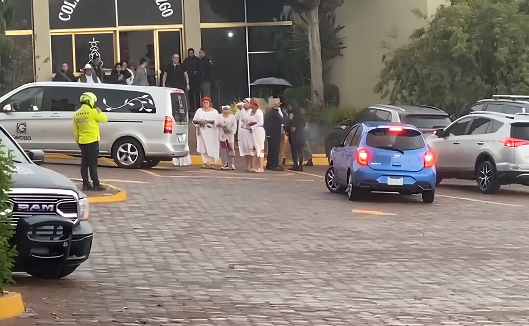 La carroza con el cuerpo de Ximena Guzmán es recibida con un emotivo ritual en Juchitepec, en una ceremonia privada. Foto: Emilio Fernández