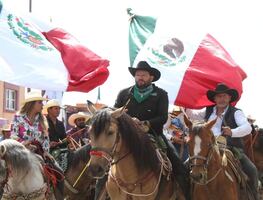 Mil 500 jinetes participan en la tradicional cabalgata de septiembre en Almoloya de Juárez