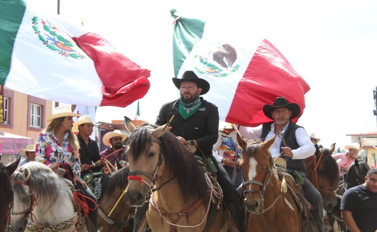 Mil 500 jinetes participan en la tradicional cabalgata de septiembre en Almoloya de Juárez