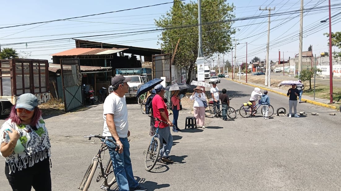 "Pagamos el servicio y no tenemos agua", denuncian residentes de la calle Oyamel ante la insuficiencia de las pipas municipales. Foto Especial