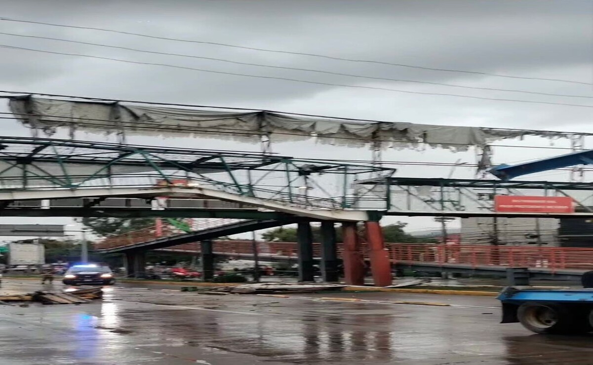 El tráiler dañó el paso peatonal elevado / Foto: Especial