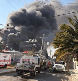 Bomberos luchan contra incendio de bodega en Ecatepec
