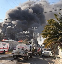Bomberos luchan contra incendio de bodega en Ecatepec