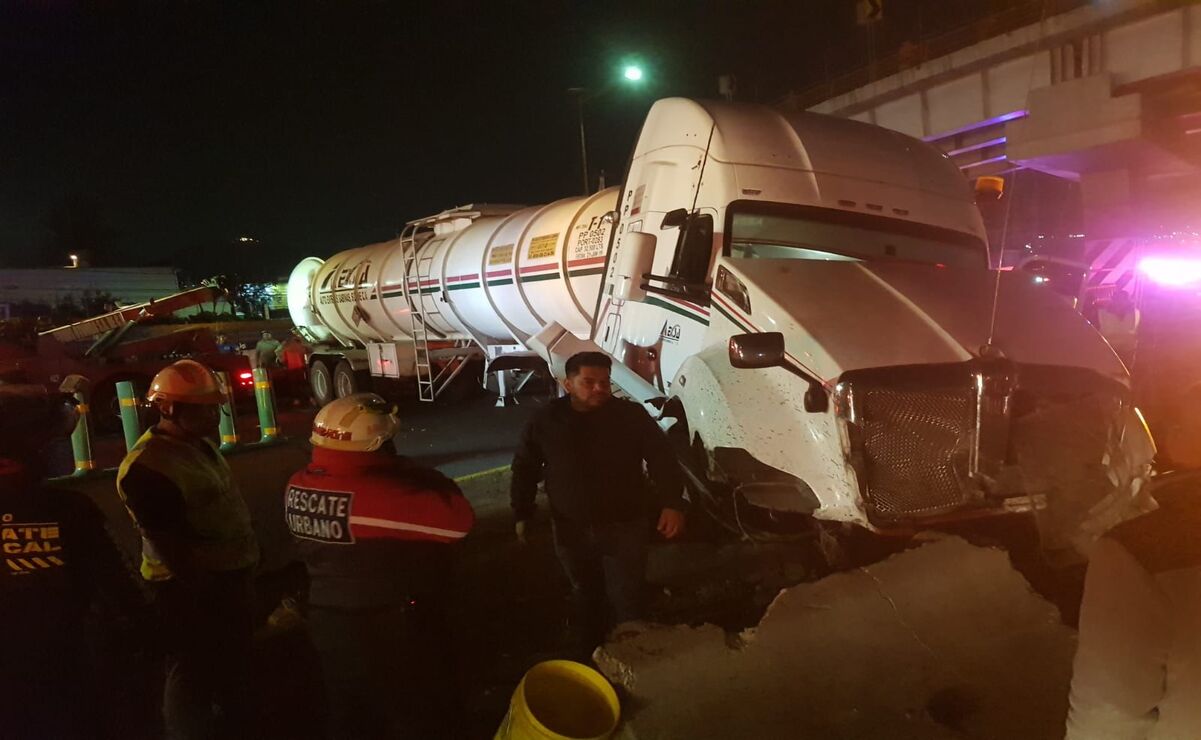 En el accidente se vio involucrada una pipa de doble remolque que impacto a varios vehículos. Foto: Especial