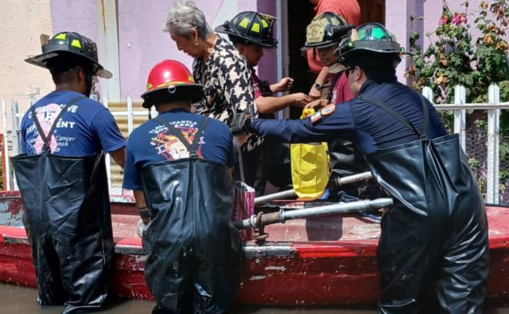 El Heroico Cuerpo de Bomberos de Tlalnepantla coordinó el traslado seguro de adultos mayores atrapados por las inundaciones. Foto Especial
