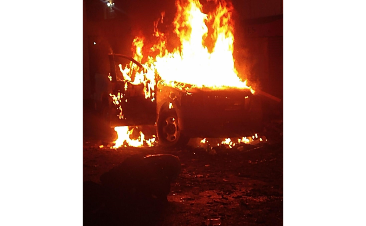 La camioneta ingresó sin hacer caso de detenerse, por la calle Melchor Ocampo que se ubica a un costado de la Parroquia de San Francisco de Asís en Xonacatlán, embistiendo a las personas. Foto: Especial