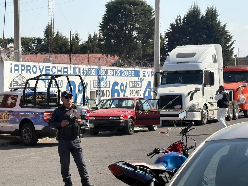 Elementos de la policía municipal de Metepec acordonaron el cruce de las calles Rancho Seco y Cerrada de Zotoluca tras el ataque directo que cobró la vida de un hombre de 35 años. Foto Especial