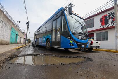 Alerta Vial: Avenida 5 de mayo, ruta del Trolebús Santa Martha-Chalco, invadida por baches gigantes