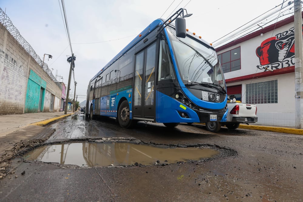 La avenida 5 de mayo, parte de la ruta alterna de la Línea del Trolebús Santa Martha-Chalco está llena de baches / Foto Axel Sánchez