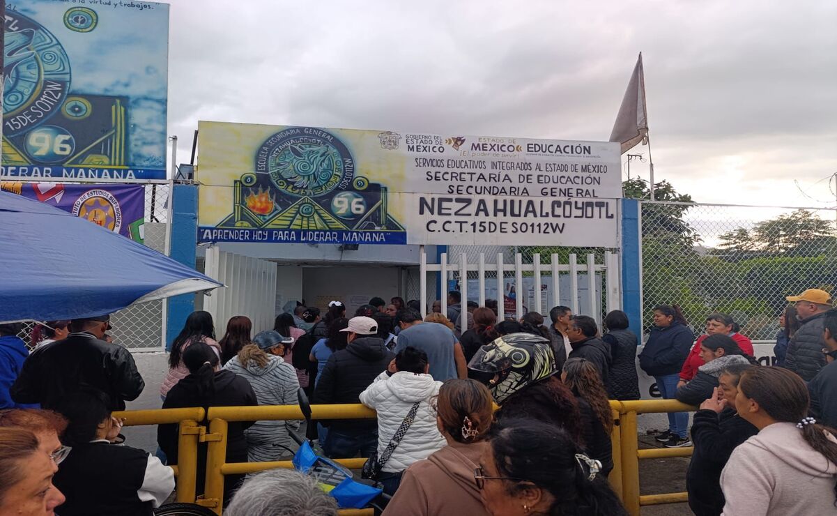 Bajo la lluvia, inicia el Ciclo Escolar 2025-2026 en Nezahualcóyotl