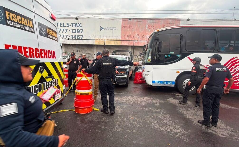 Elementos de la Policía Municipal acordonan la zona del trágico accidente en la Vía Morelos, Ecatepec. Foto Especial