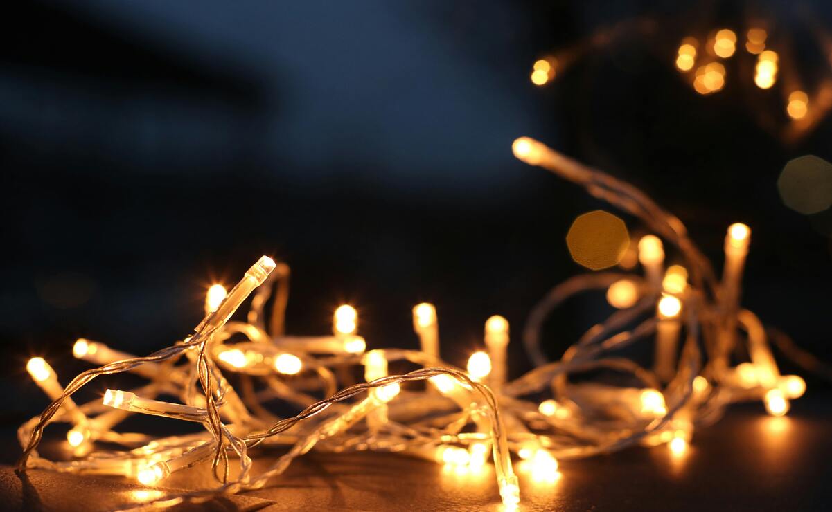 Asegúrate de que tus series de luces navideñas soporten grandes cantidades de energía. Foto: Especial